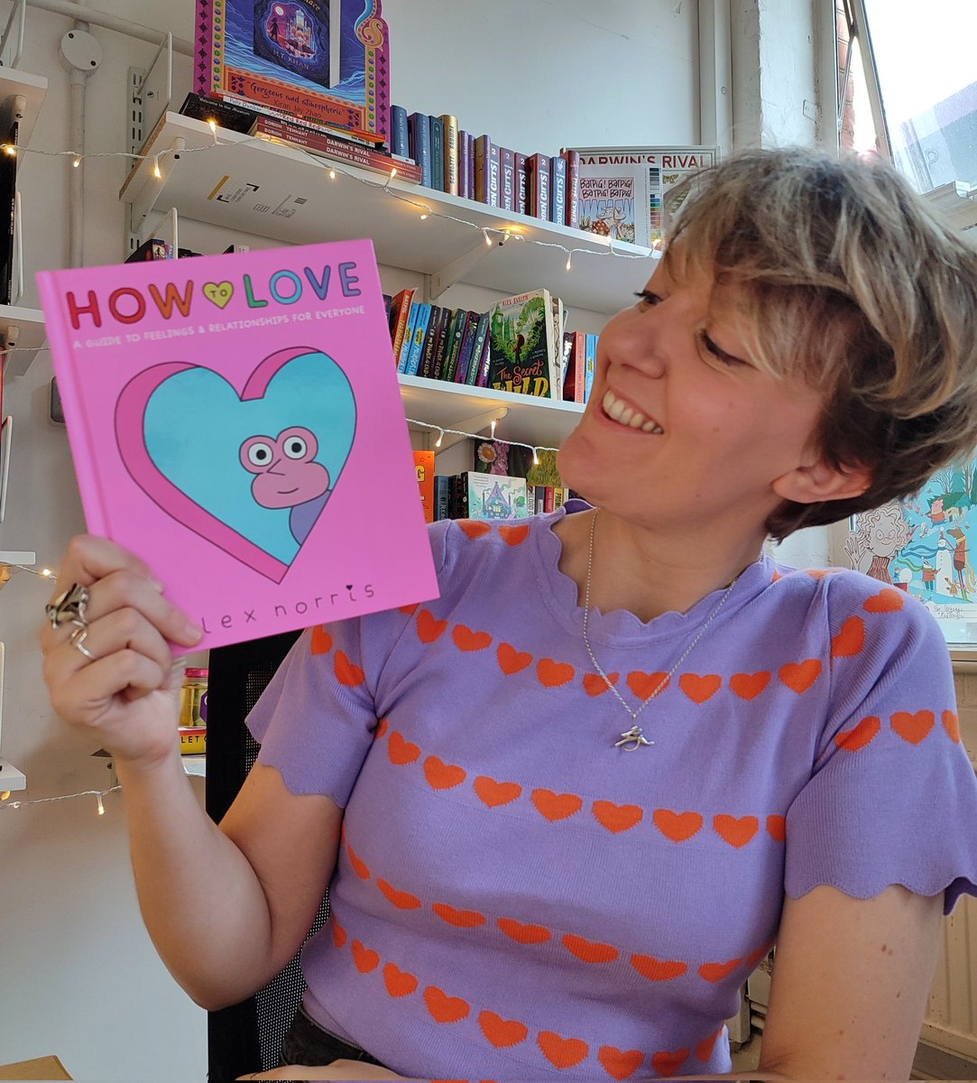 GrainneClear's tweet image. This absolute beauty is out in the world TODAY!

Happy publication day to @sillyalexnorris and their amazing creation, How to Love. 

Teens and adults, look no further for comforting, wise and funny advice on love and relationships 🩷 

#HowtoLove @WalkerBooksUK