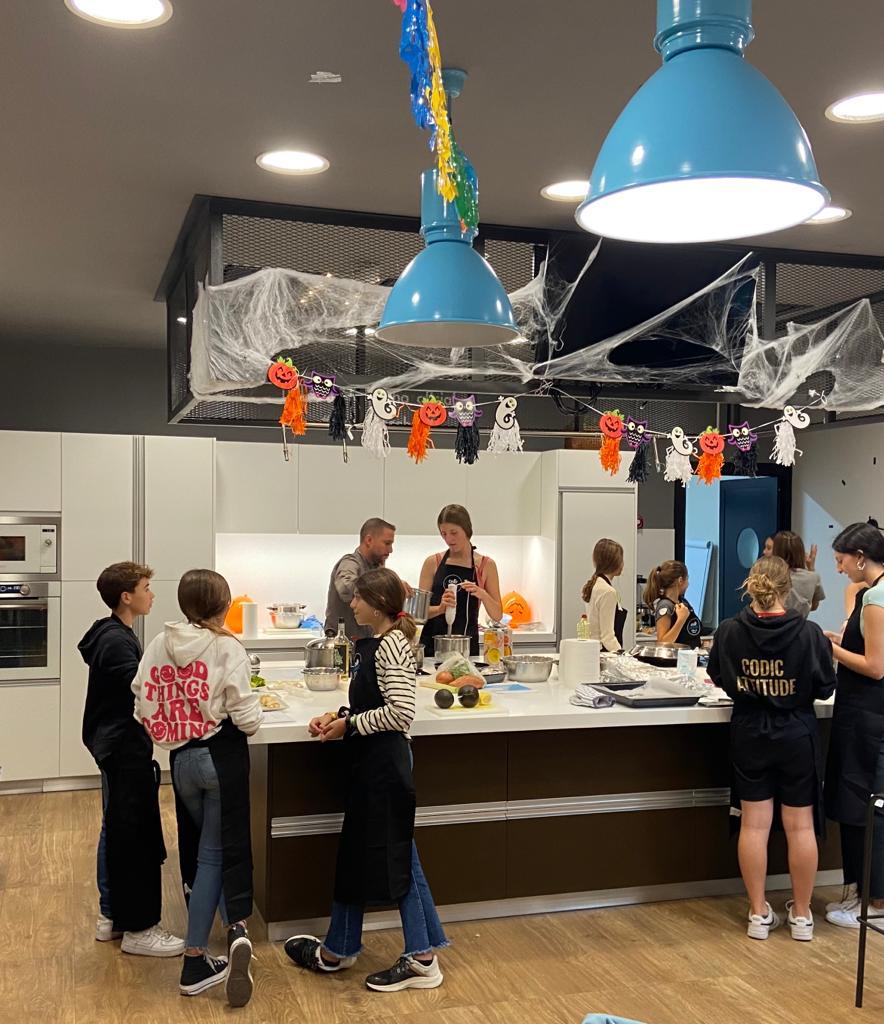 celiacscat's tweet photo. 🙌🥰 Un èxit la primera activitat amb joves celíacs entre 13 i 17 anys! 😄 Que sigui la primera de moltes!
Els joves van cuinar plats #sensegluten a l'espai Chef Caprabo, amb el xef Carlos Milan, d'@AlatriaNoGluten i Helena González, de l'Associació.
Col·laboració: @caprabo https://t.co/pHyC39FAEc