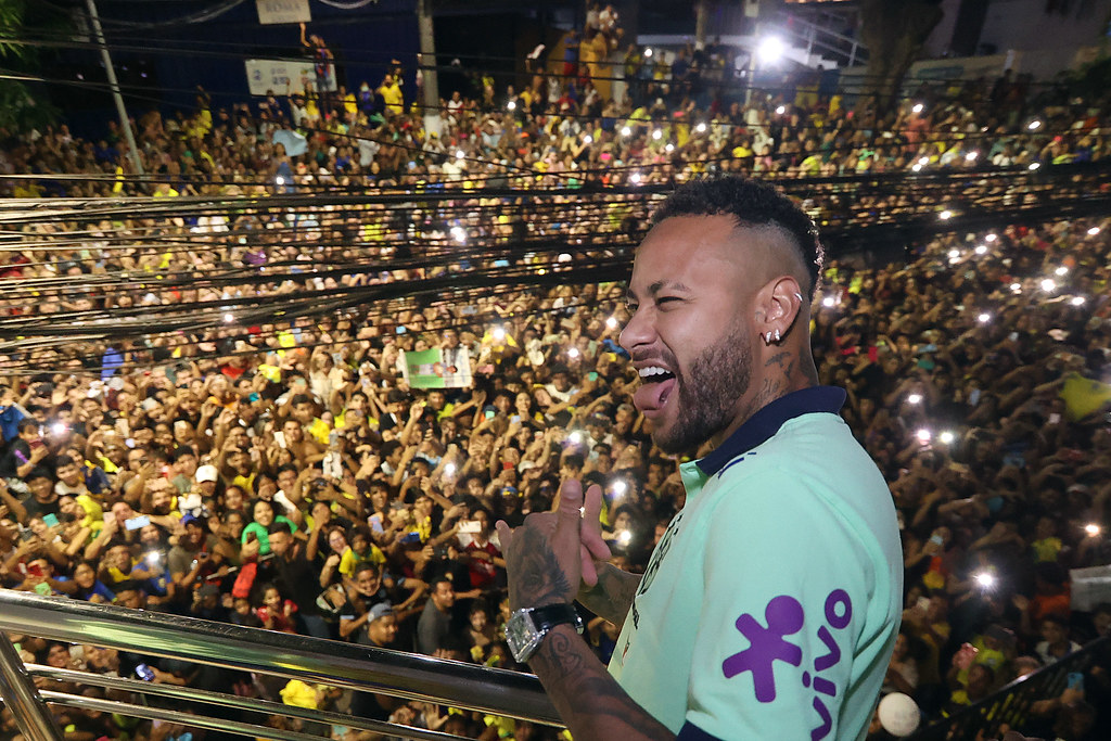 @mabongi25 O povo brasileiro ama o Neymar! Só a bolha do twitter que critica ele por motivos diversos que não tem nada a ver com futebol! E tem os fãs frustrados pq queriam que ele tivesse a vida que os fãs sonhavam e não as escolhas dele! Mas, fora das redes sociais ele é muito amado!