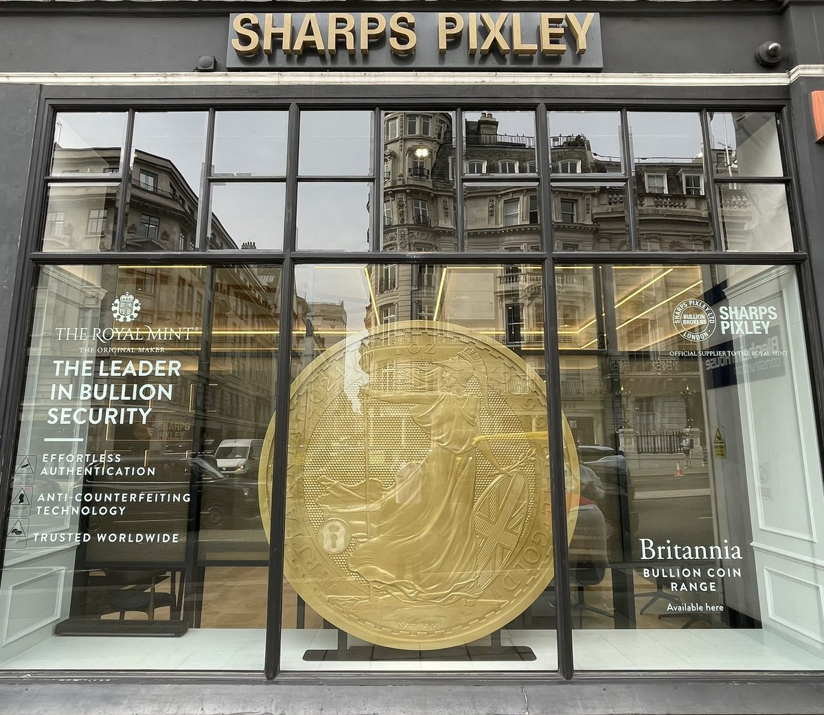 Amalgammodels's tweet image. At the beginning of October, we re-installed the huge 2 meter Britannia coin, with an updated year, back in the newly refurbished @SharpsPixley store in London. #wearemakers #royalmint #coin #britannia #london #shopdesign #windowdisplay #bullion @RoyalMintUK