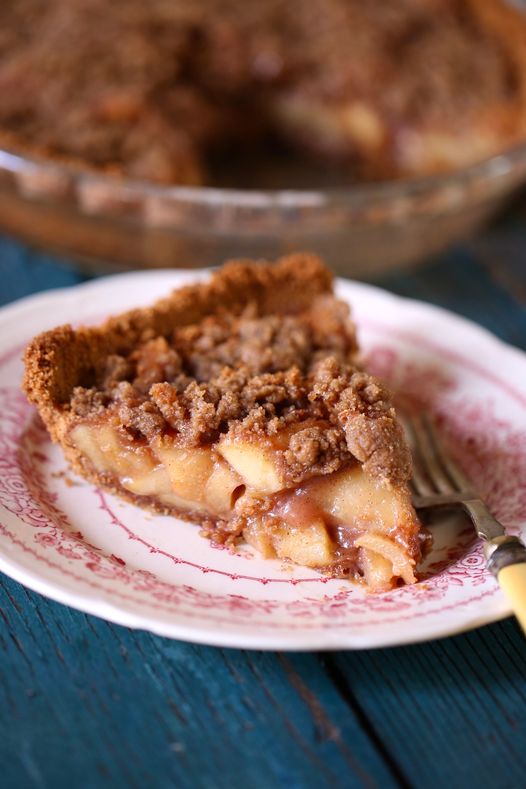 This luscious apple pie has a graham cracker crust...different to be sure, and totally delish! studiodelicious.com/how-to-make-ap…