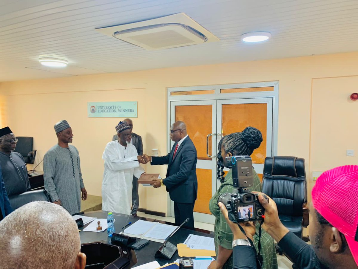 mkaghana's tweet image. #AmeerGhana visits #UewVC

Ameer Ghana: "Ahmadiyya schools allow students of any religious background to pray or worship anyway they want."

#AhmadiyyaLegacy #AhmadiyyaMuslimMission 
#mkaghana #uewVC #UEW #Winneba