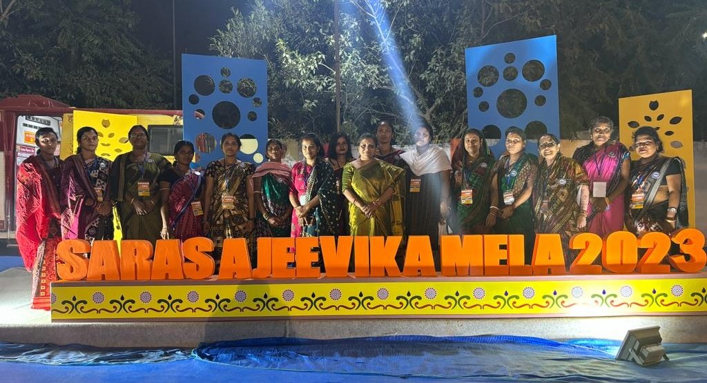 CEO @ormas_odisha Smt @GuhaIas visited #SarasAajeevikaMela2023 at Leisure Valley Park, #Gurugram, #Haryana on 2.11.2023 & interacted with the Women #ProducerGroups from #Odisha participating in the event as well as @MoRD_GoI & @NIRDPR_India officials.
#SarasMeinHum #SarasAjeevika