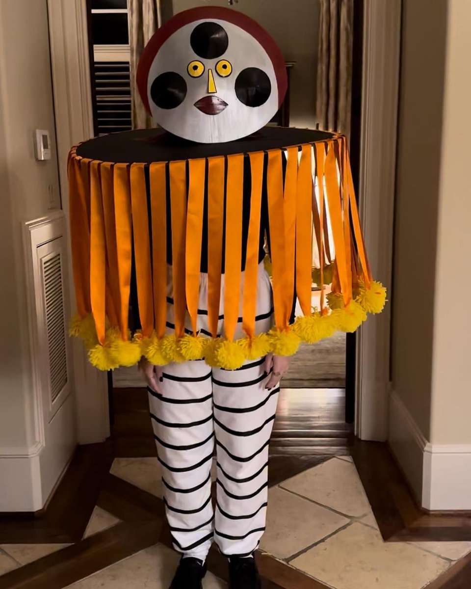 Here’s another one! My family are such good sports! 🤣 #bauhauscostumes #bauhaus #homemadehalloween #artsandcrafts
