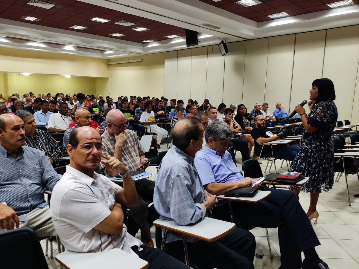 Desde el teatro del <a href="/ISRICuba/">ISRI Cuba</a> trabajadores y jubilados de <a href="/CubaMINREX/">Cancillería de Cuba</a> junto a profesores y estudiantes del ISRI siguen el debate en la Asamblea General de <a href="/ONU_es/">Naciones Unidas</a>, donde representantes de países y grupos regionales denuncian las afectaciones del bloqueo vs #Cuba.
#MejorSinBloqueo
