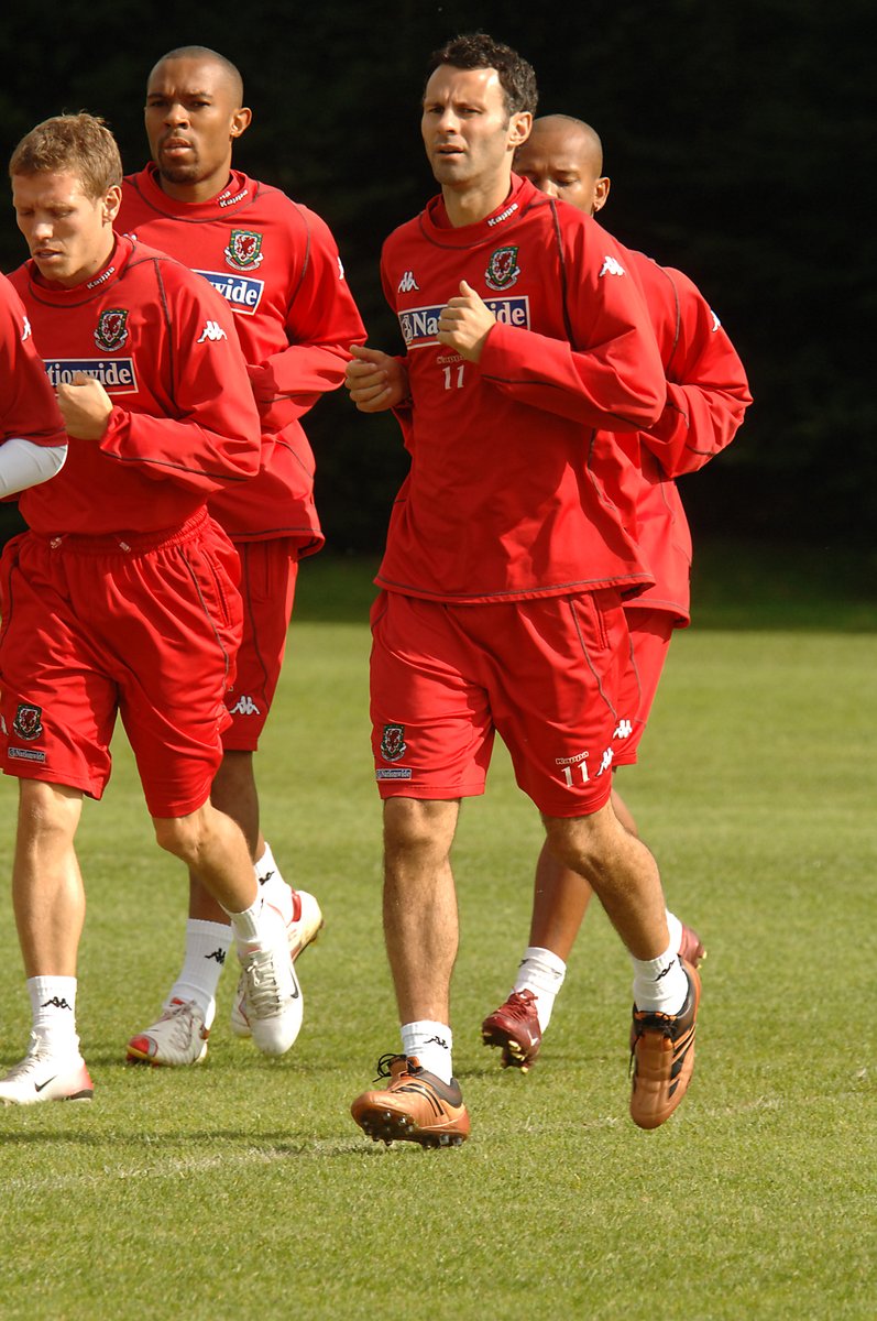 ChwaraeonPDC's tweet photo. #ThrowbackThursday i @FAWales yn y Parc Chwaraeon yn 2006 ⏲️🤯 https://t.co/F98FDp230c