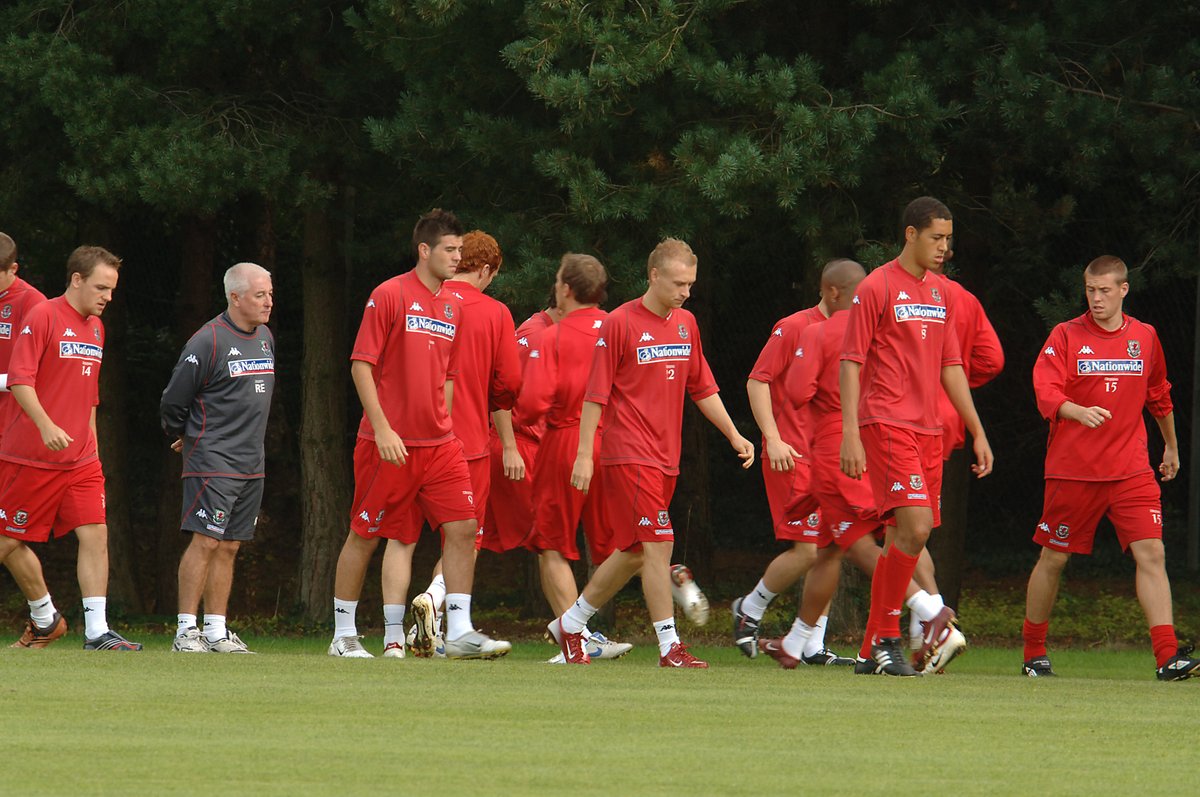 ChwaraeonPDC's tweet photo. #ThrowbackThursday i @FAWales yn y Parc Chwaraeon yn 2006 ⏲️🤯 https://t.co/F98FDp230c