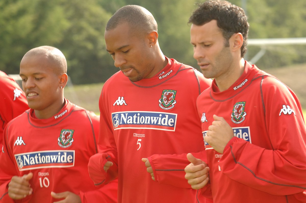 ChwaraeonPDC's tweet photo. #ThrowbackThursday i @FAWales yn y Parc Chwaraeon yn 2006 ⏲️🤯 https://t.co/F98FDp230c
