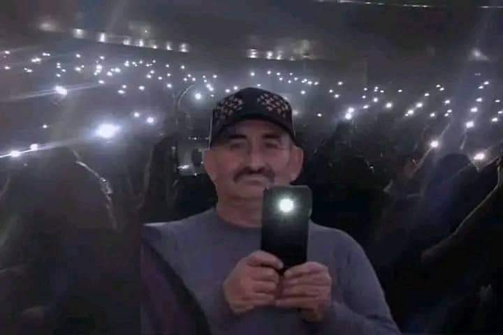 latamdates's tweet photo. yo en el concierto de louis tomlinson en primera fila después de vender mi casa y a mi familia: https://t.co/EjQs0hAHse