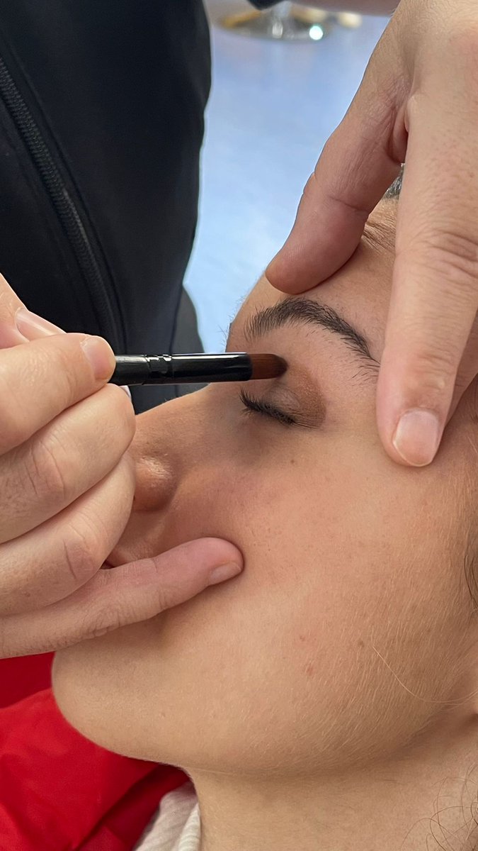 IAlhadra's tweet photo. Las alumnas del ciclo formativo de Estética y Belleza ponen en práctica lo aprendido en el módulo profesional de Maquillaje Profesional. Sois grandes profesionales 👏🏼 @edukalmeria @educaand #curso2023_24 #cuclosformativos #redfp #fpdecalidad #imagenpersonal https://t.co/nEFhDecTJb