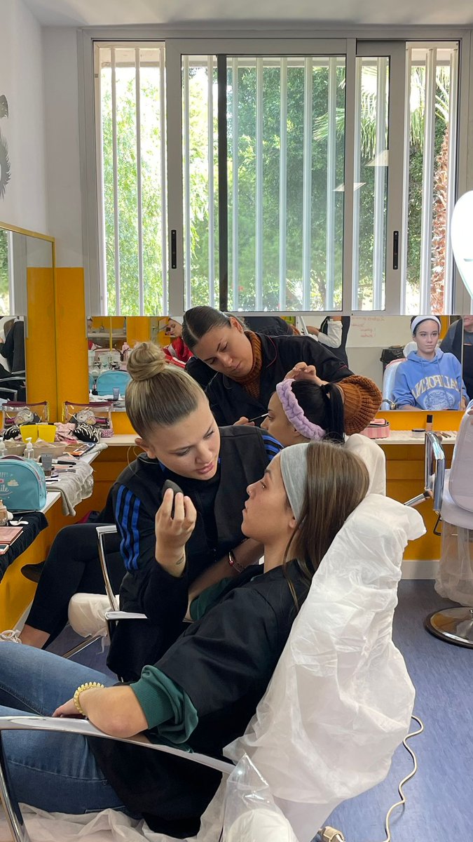 IAlhadra's tweet photo. Las alumnas del ciclo formativo de Estética y Belleza ponen en práctica lo aprendido en el módulo profesional de Maquillaje Profesional. Sois grandes profesionales 👏🏼 @edukalmeria @educaand #curso2023_24 #cuclosformativos #redfp #fpdecalidad #imagenpersonal https://t.co/nEFhDecTJb