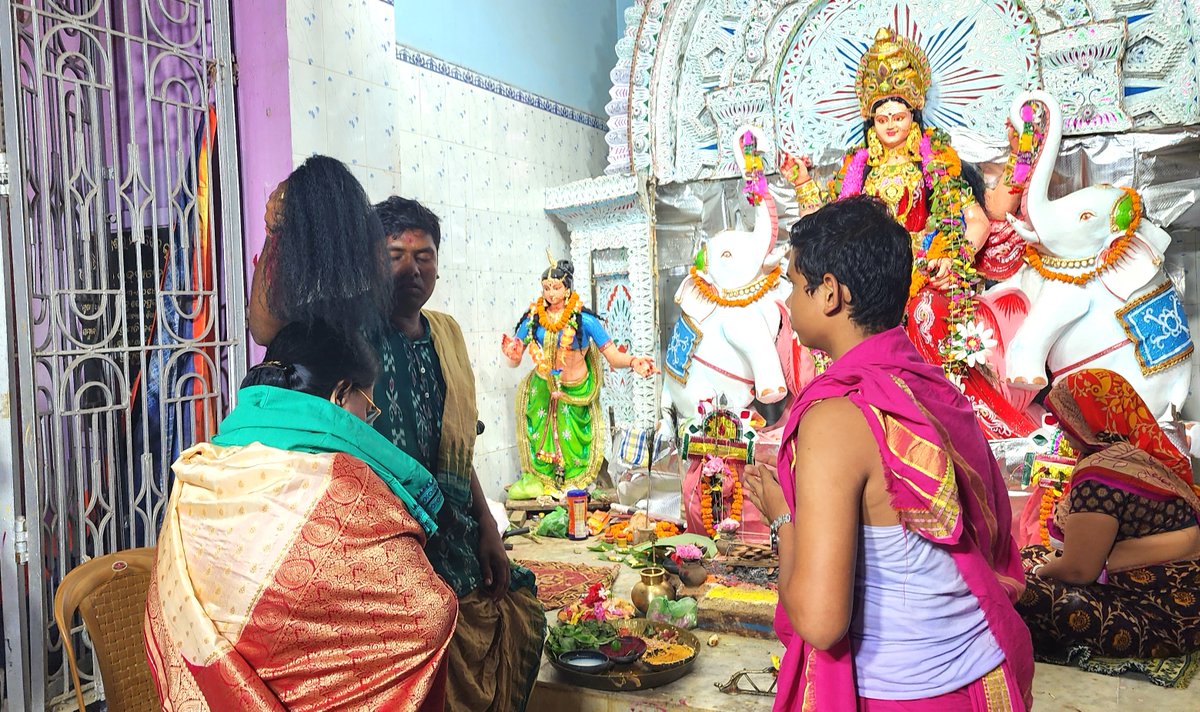 MadhuAgrawalla2's tweet photo. ଆମ #ପାଟକୁରା ନିର୍ବାଚନ ମଣ୍ଡଳୀ ଅନ୍ତର୍ଗତ ଡେରାବିଶ ବ୍ଳକର ବିଭିନ୍ନ ଗ୍ରାମପଞ୍ଚାୟତର ମା' ଗଜଲକ୍ଷ୍ମୀଙ୍କ ସମସ୍ତ ପୂଜା ମଣ୍ଡପ ବୁଲିବା ସହ ମା' ଙ୍କ ଆଶୀର୍ବାଦ ଭିକ୍ଷା କରିଲି।
ଏହି ଅବସରରେ ଯୋଗଦେଇଥିବା ସମସ୍ତ ସହଯୋଗୀ ଓ ନେତୃବୃନ୍ଦମାନଙ୍କୁ ଅଶେଷ କୃତଜ୍ଞତା ଜ୍ଞାପନ କରୁଛି।
#GajLakshmiPuja #Patkura #Derabis #Kendrapara https://t.co/mxkiBIMzOZ