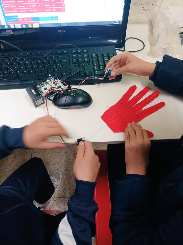 TinaNava's tweet image. Mis estudiantes de robótica extraescolar han dado vida a una mano robótica en 3D utilizando @bitbloq, ¡demostrando su dominio en la programación por bloques! ¡El futuro de la programación está en buenas manos! #RobóticaEducativa #ProgramaciónParaTodos