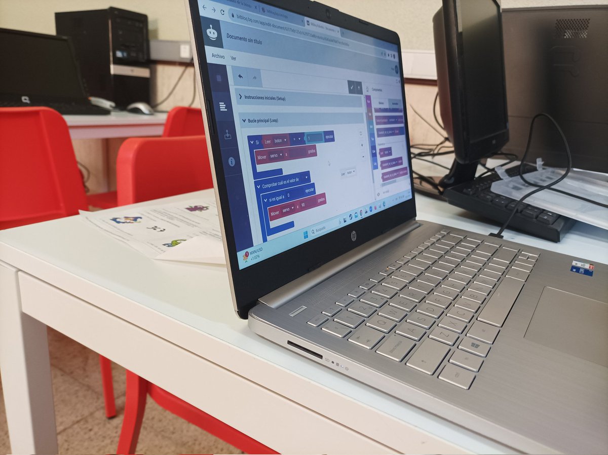 TinaNava's tweet image. Mis estudiantes de robótica extraescolar han dado vida a una mano robótica en 3D utilizando @bitbloq, ¡demostrando su dominio en la programación por bloques! ¡El futuro de la programación está en buenas manos! #RobóticaEducativa #ProgramaciónParaTodos
