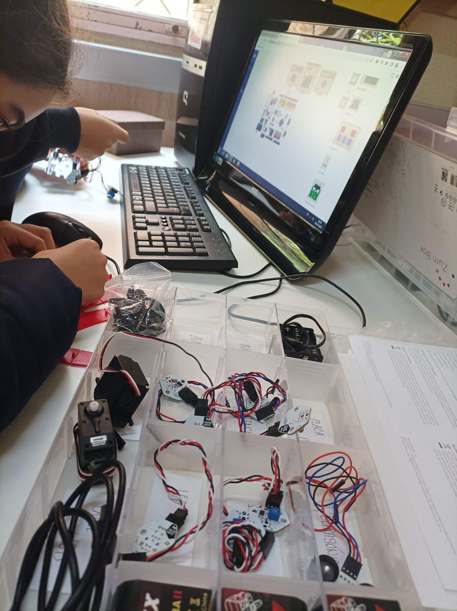 TinaNava's tweet image. Mis estudiantes de robótica extraescolar han dado vida a una mano robótica en 3D utilizando @bitbloq, ¡demostrando su dominio en la programación por bloques! ¡El futuro de la programación está en buenas manos! #RobóticaEducativa #ProgramaciónParaTodos