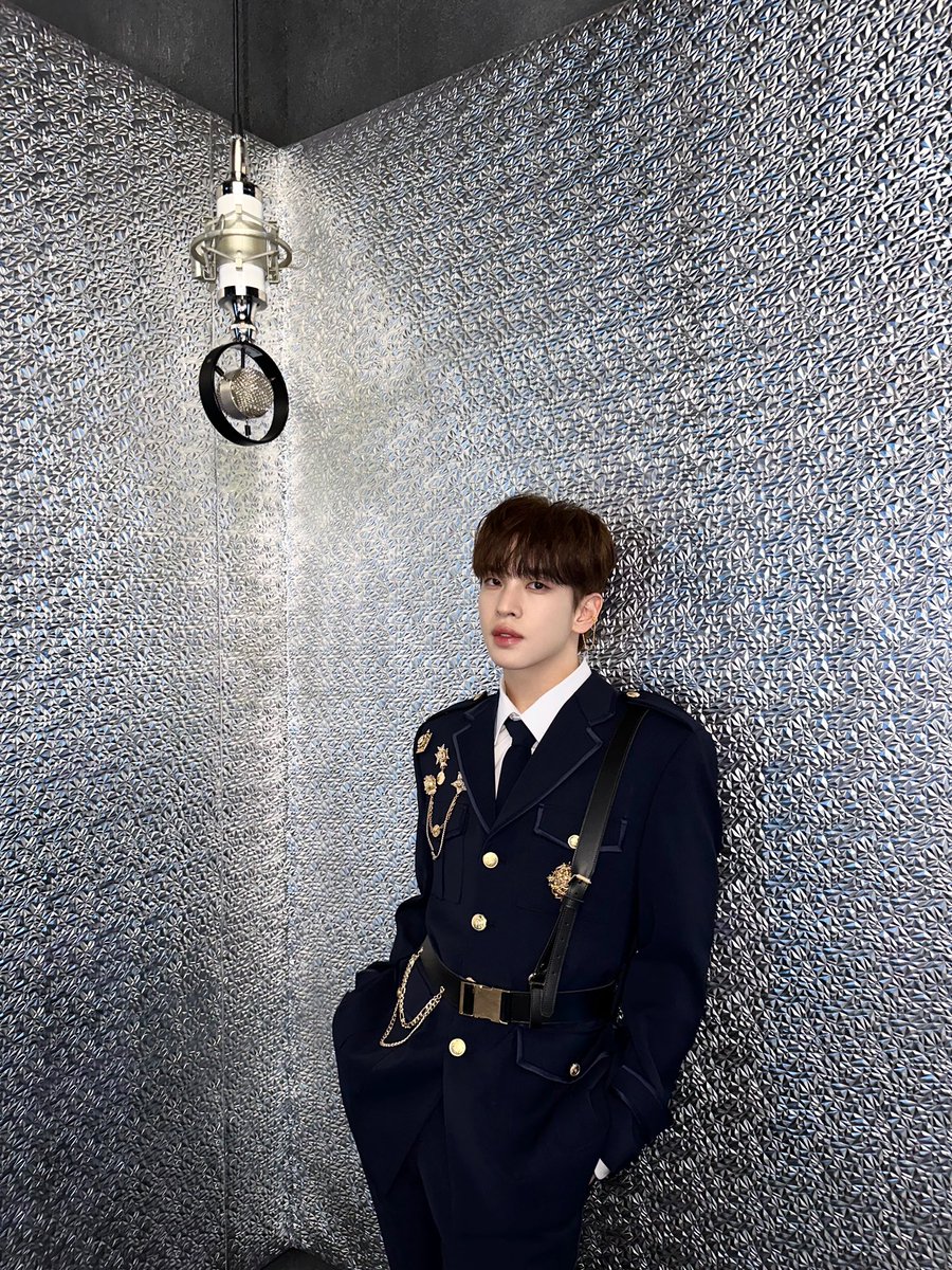 CRAVITY_twt's tweet photo. Let me be your megaphone and you can be my microphone 😉
#앨런 #ALLEN #MEGAPHONE https://t.co/Ztt6GAdyKg