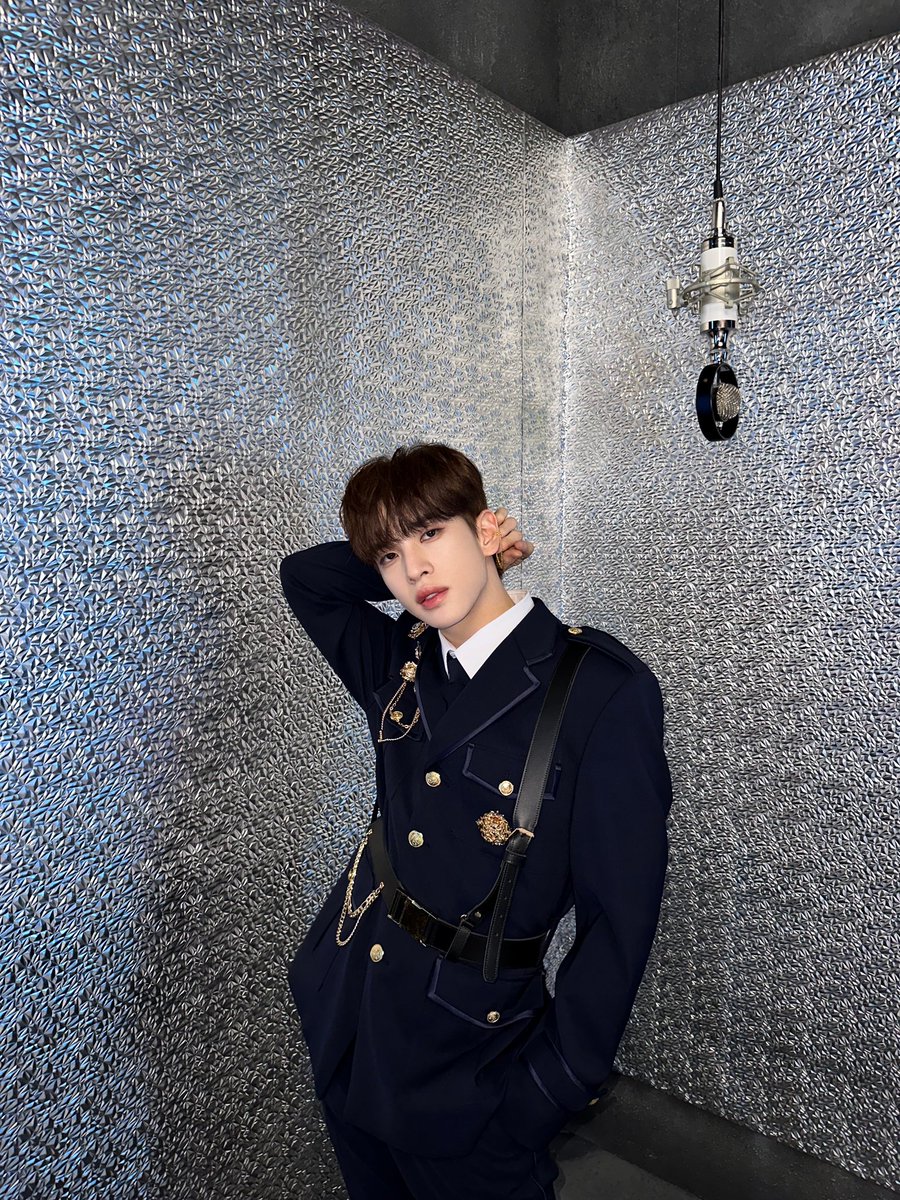 CRAVITY_twt's tweet photo. Let me be your megaphone and you can be my microphone 😉
#앨런 #ALLEN #MEGAPHONE https://t.co/Ztt6GAdyKg
