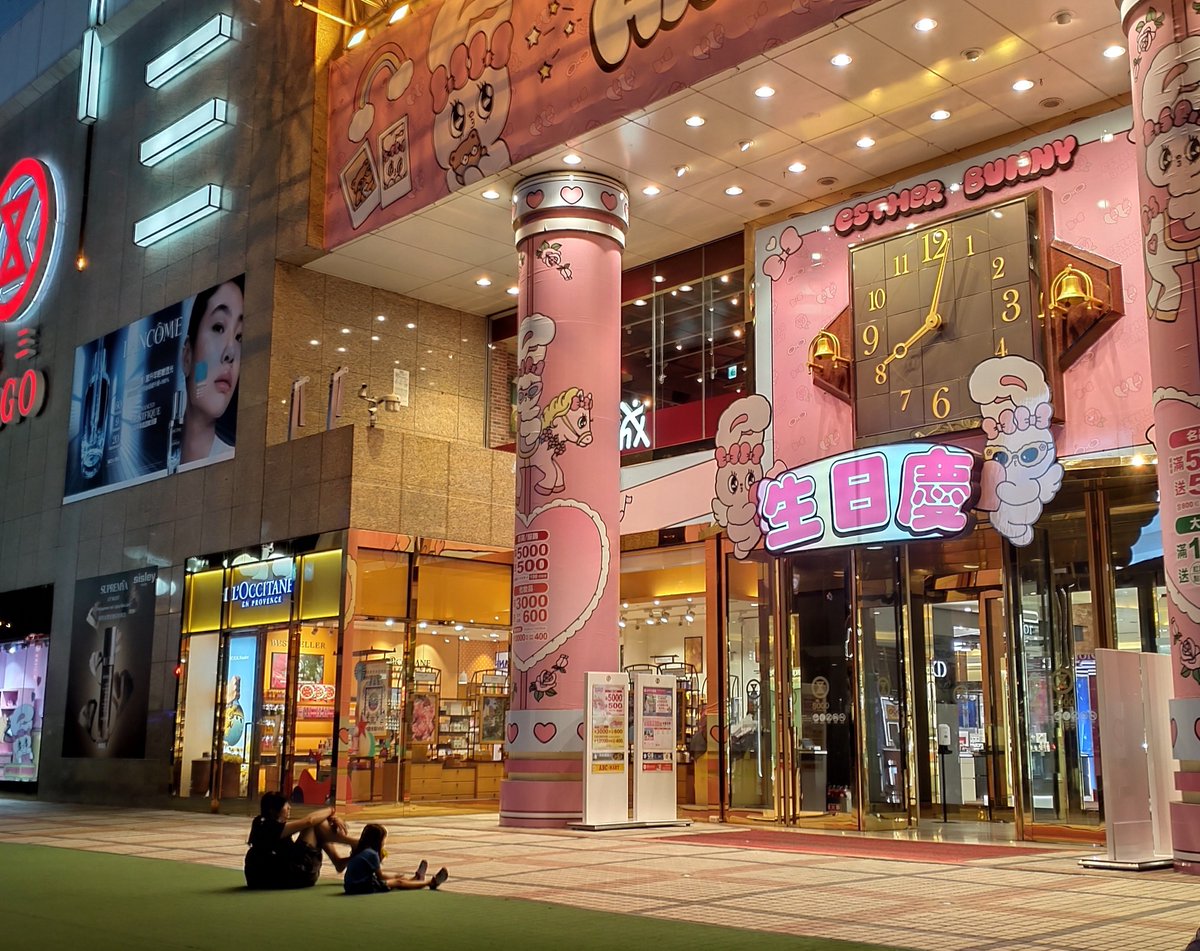 SogoClock's tweet photo. なんて偶然！ 1年前は終演後に時計を見て次回を楽しみにしている人もいました！ https://t.co/OuaLGWmqK8