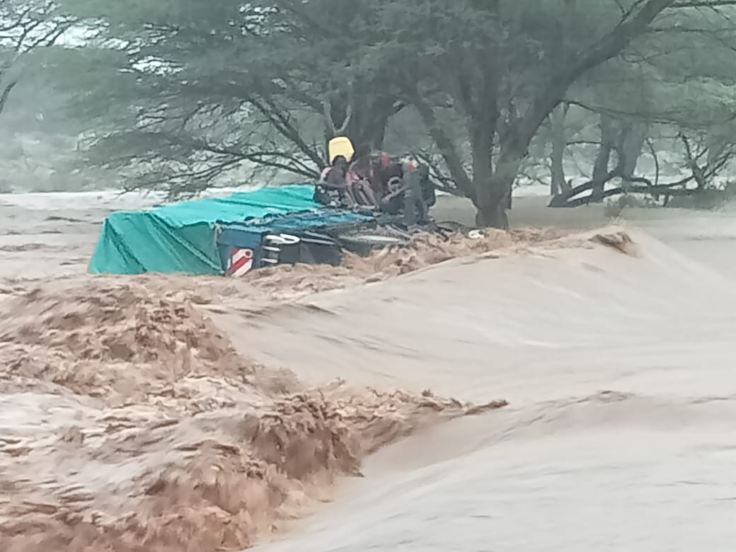 lokitambaa's tweet photo. LIVES SAVED‼️

Thanks to the selfless Kenyans who risked their lives to save lives following heavy downpour in Samburu East. You honored humanity. You will also be honored someday. https://t.co/3vpthi2CBE