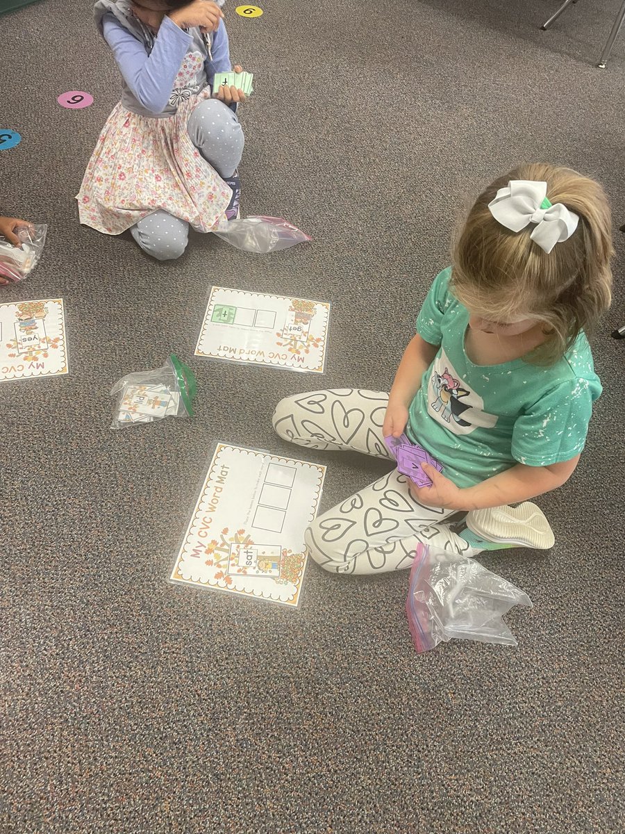 jimh704's tweet photo. Thankful for great teachers! Our kinder are practicing  their CVC words and using their strategies to read! @WROdellPrimary @WROdellPTA @CabCoSchools #unlockingthemagic https://t.co/kLZKZxyHdU