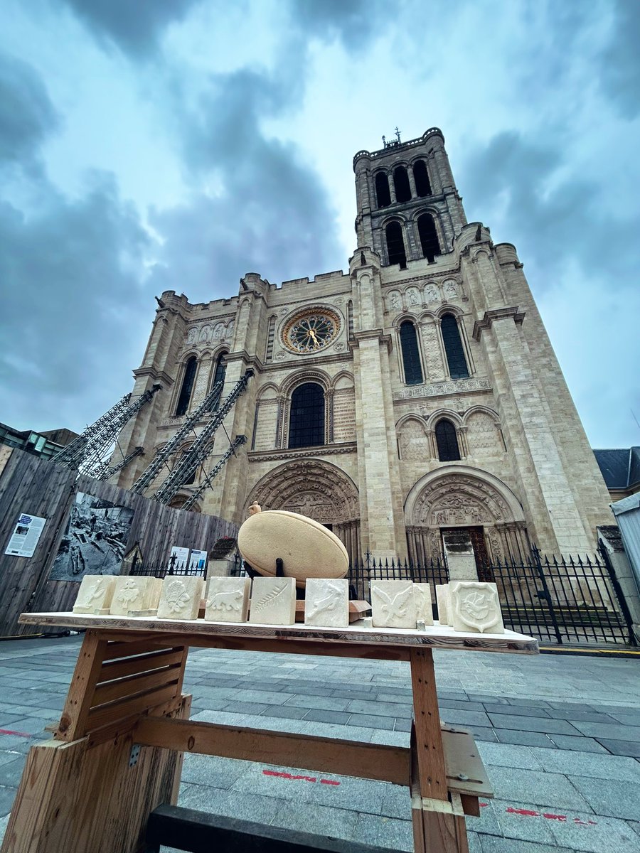 Une très belle vue qu’on vous partage aujourd’hui de la Basilique de Saint-Denis surplombant notre ballon et les emblèmes des équipes de rugby🤩

#suivezlafleche #SaintDenis #BasiliqueSaintDenis #Coupedumonde