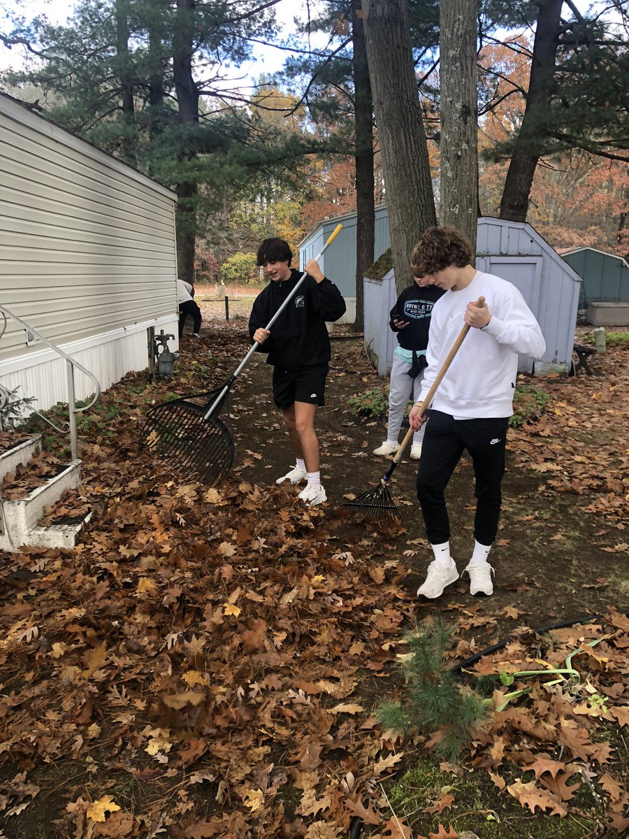 markchapman721's tweet image. A little Snow on Tuesday : Raking leaves in the community together on Wednesday-  Fall in Michigan 😀