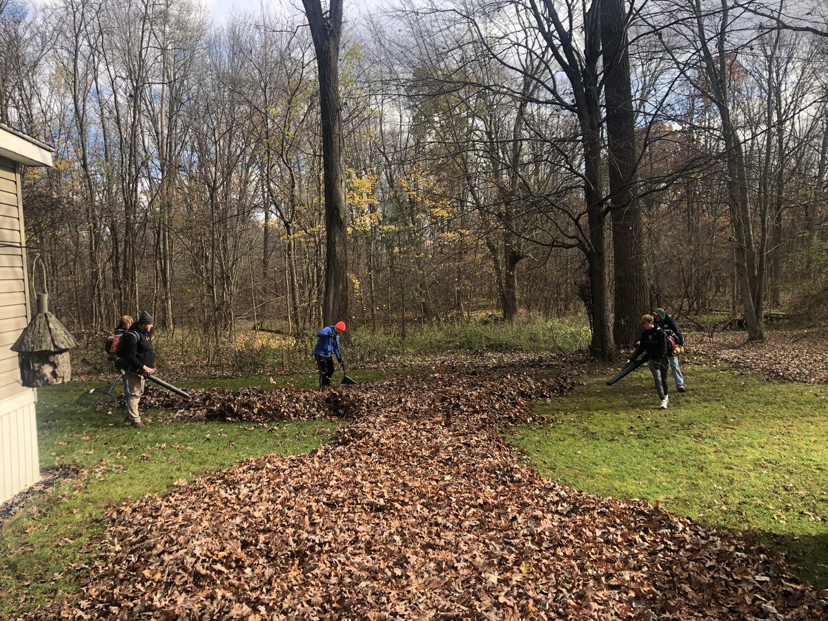 markchapman721's tweet image. A little Snow on Tuesday : Raking leaves in the community together on Wednesday-  Fall in Michigan 😀