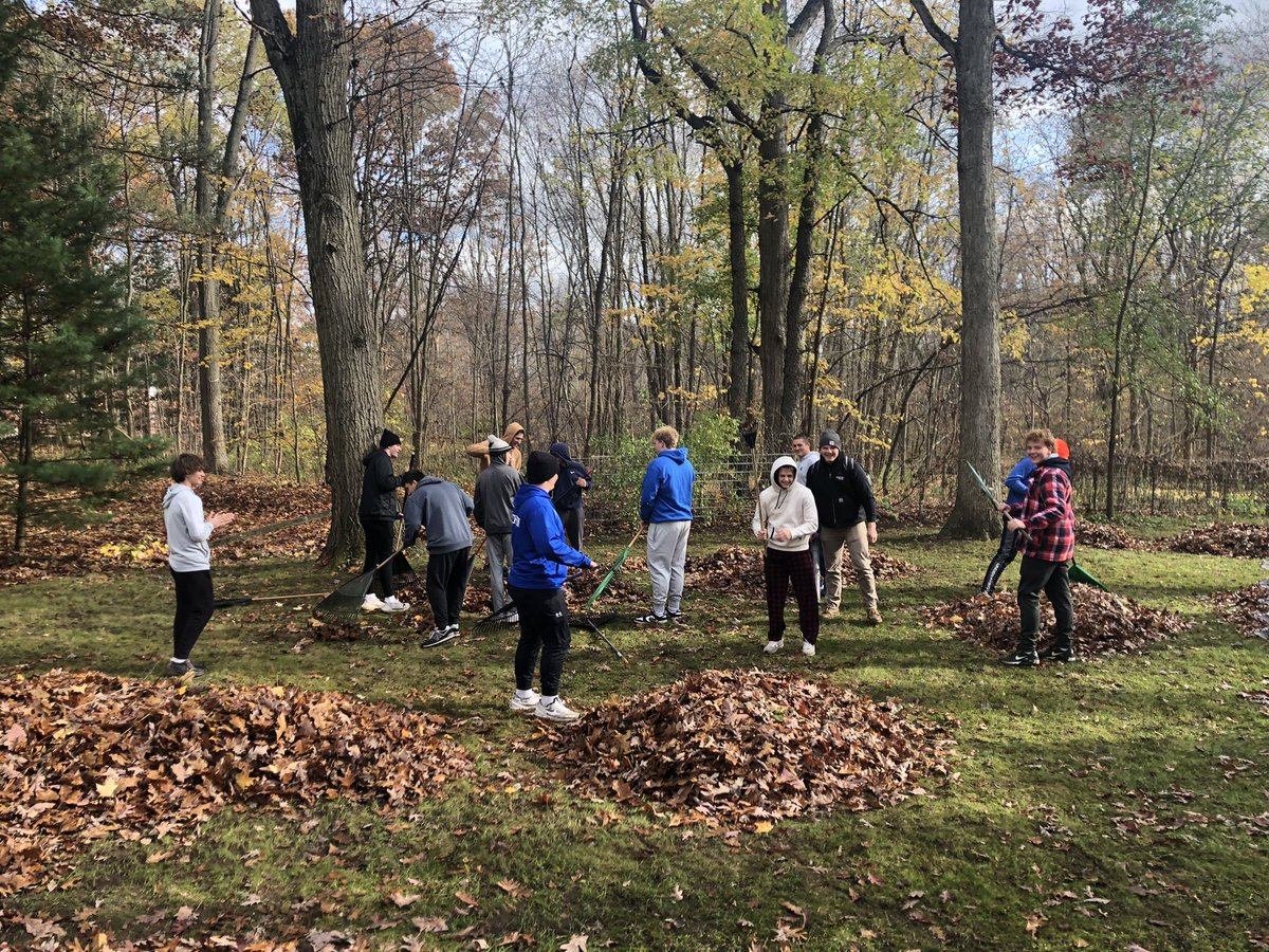 markchapman721's tweet image. A little Snow on Tuesday : Raking leaves in the community together on Wednesday-  Fall in Michigan 😀