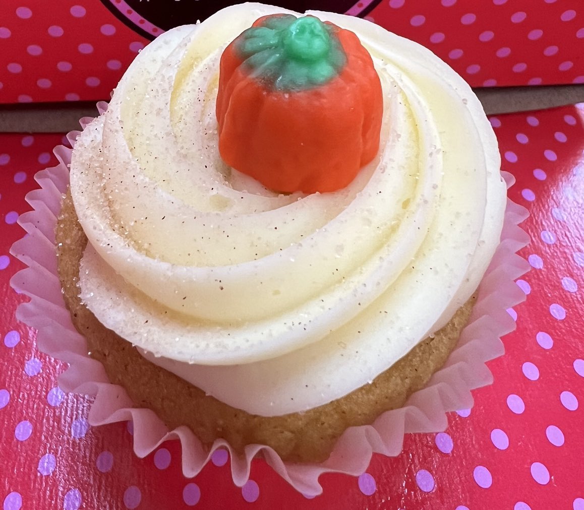 SmallCakesNDH's tweet photo. Happy November! 🍂 Today’s new #yummy special is #CinnamonRoll #Cupcakes! We also have #BiscoffCookie & #PumpkinSpice +17 delicious daily #Cupcake flavors! Order pickup at 404.621.9634 or via https://t.co/MTIy7NF1eE! Or get delivery thru #UberEats #GrubHub or #DoorDash! https://t.co/gUjibfWPH6