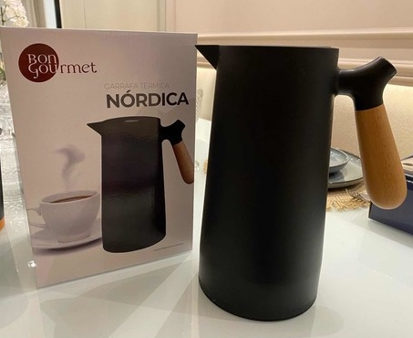 GARRAFA TÉRMICA PLÁSTICO C/CABO MADEIRA NÓRDICA PRETA 1l