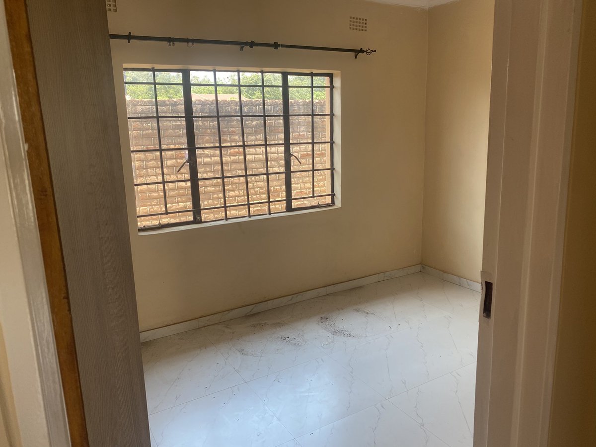 BwailaProp's tweet photo. LOCATION: AREA 58 (BULI/MBABVI) 
Off the road to Air Wing, 8KMs from Gateway 
•Modern Townhouses
•2 bedrooms
•Lounge
•Kitchen 
•Common toilet and bath
•Available now @ K250,000/month (Security and Gardening inclusive) https://t.co/m4jnvu697R