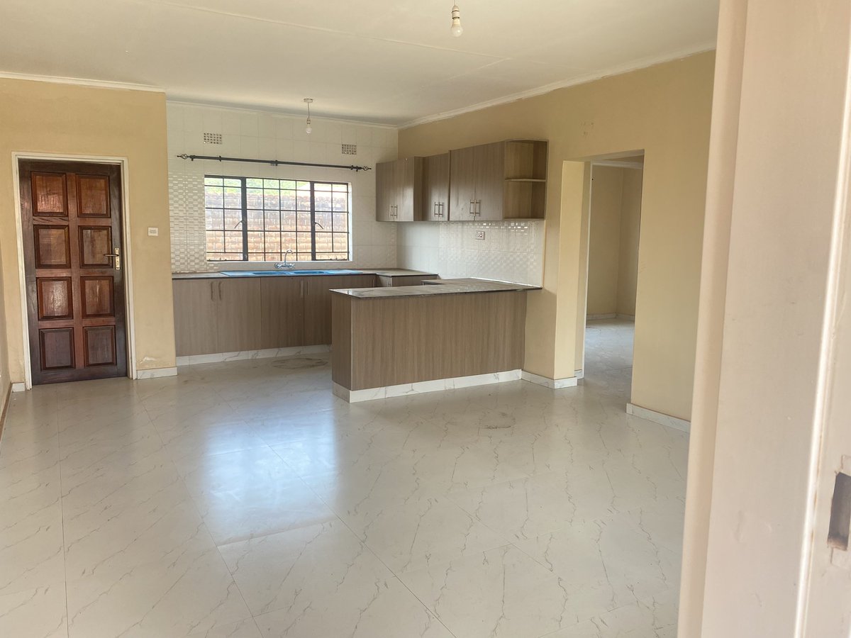 BwailaProp's tweet photo. LOCATION: AREA 58 (BULI/MBABVI) 
Off the road to Air Wing, 8KMs from Gateway 
•Modern Townhouses
•2 bedrooms
•Lounge
•Kitchen 
•Common toilet and bath
•Available now @ K250,000/month (Security and Gardening inclusive) https://t.co/m4jnvu697R