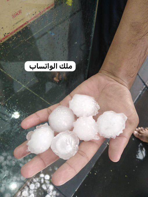 sahabnews1's tweet photo. #السعودية 🇸🇦 

ليله تاريخيّة فى المنطقة الشرقية حبات البرد تسببت بتحطيم زجاج السيارات⁉️
::
::
#الدمام #الدمام_الان #أمطار #امطار_الدمام #طقس_السعودية #امطار_الشرقية https://t.co/ENejurVL42