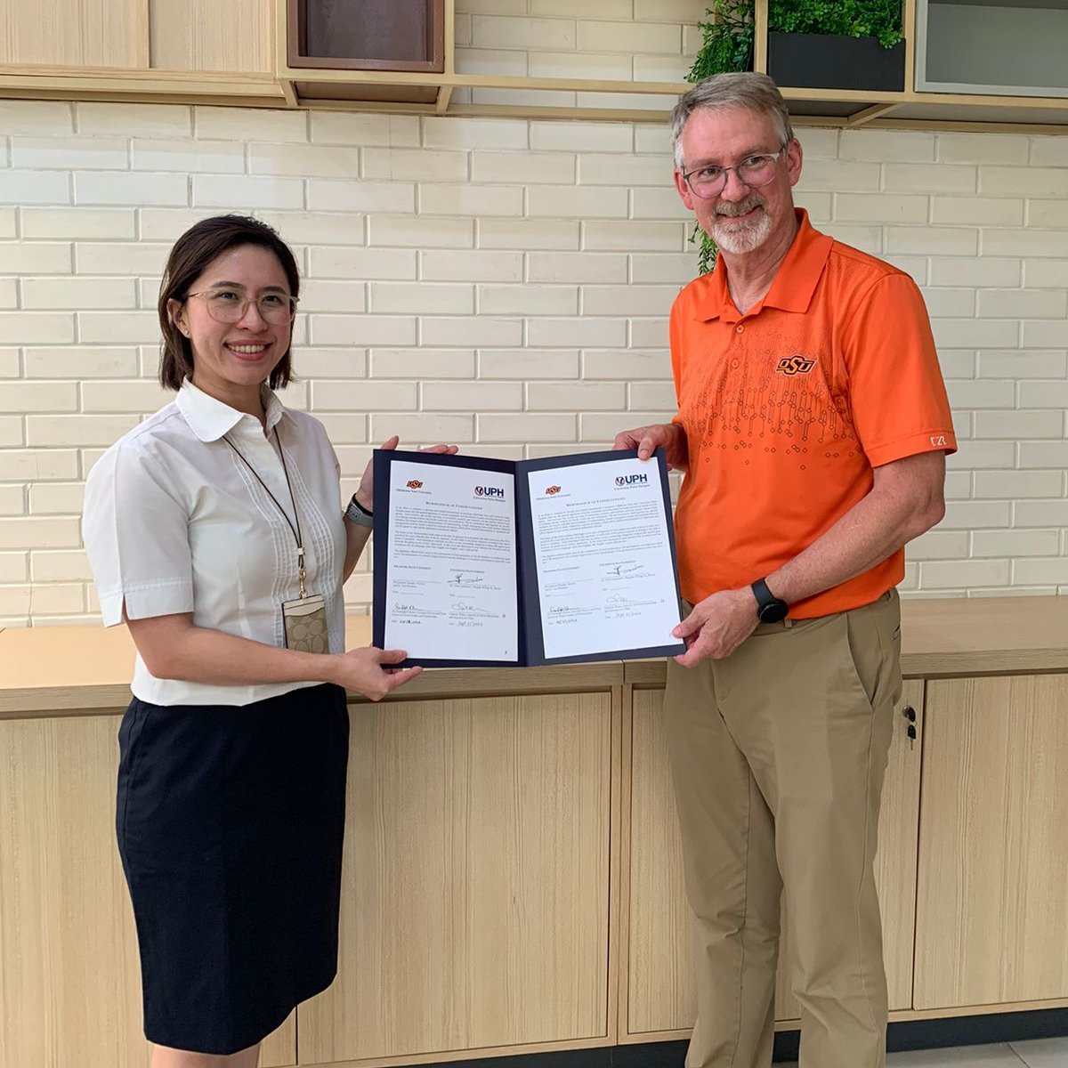 okstate_Global's tweet photo. We are pleased to announce a new partnership with Universitas Pelita Harapan (UPH)! Associate Provost and Dean, Dr. Randy Kluver visited UPH and signed a Memorandum of Understanding, formalizing OSU’s commitment to educational exchange in Indonesia. #GlobalOK #okstateglobal https://t.co/2X3KwRuHLe