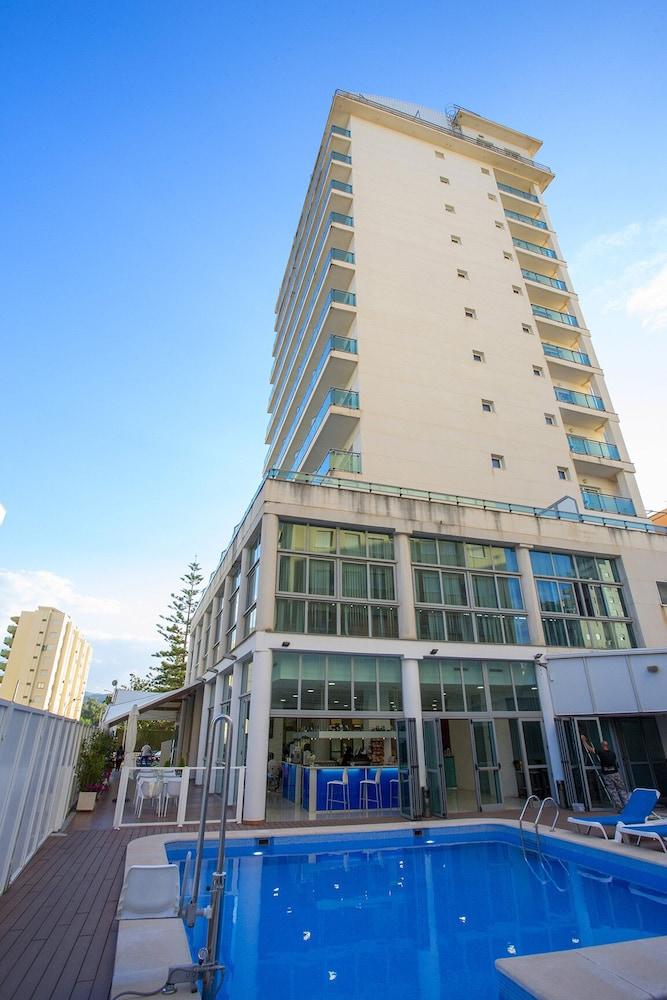 Hotel Don Pablo en la playa de Gandía, reservado enteramente por "una fundación" de acogida de inmigrantes, al menos hasta el próximo marzo.
Saben lo que cuesta ésto?.
No es magia, son tus impuestos.
😢😢🇪🇦🇪🇦