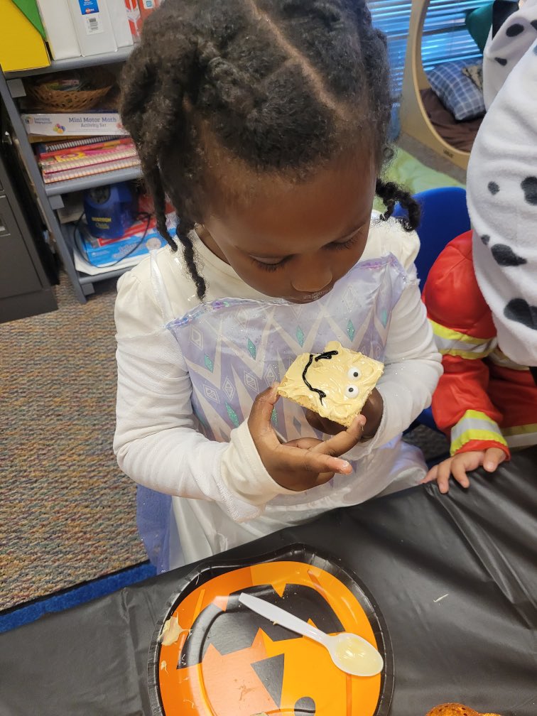 RCPS_EarlyLearn's tweet image. Spookley the Square Pumpkin 🎃 
#spookley #squarepumpkin #itsokaytobedifferent #pat  #dph 
#spookleythesquarepumpkin