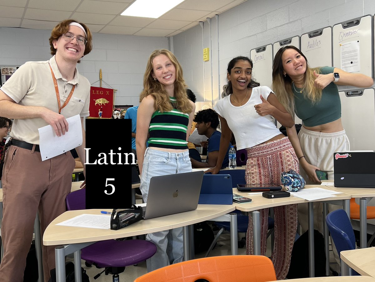 Exploring a world of knowledge together in our classroom!📷 #uteachla #TeachInTexas #TeachTheFuture #PowerinLearning