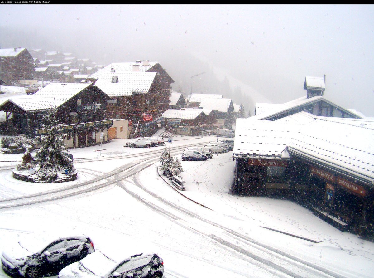 ❄️ Bienvenue à la neige qui annonce que la saison d'hiver, des raclettes, du ski et des fêtes de fin d'année en famille approchent à grands pas ! 🎅🎄🎁
Ça vous démange ? Nous ouiiiiiiii !!!