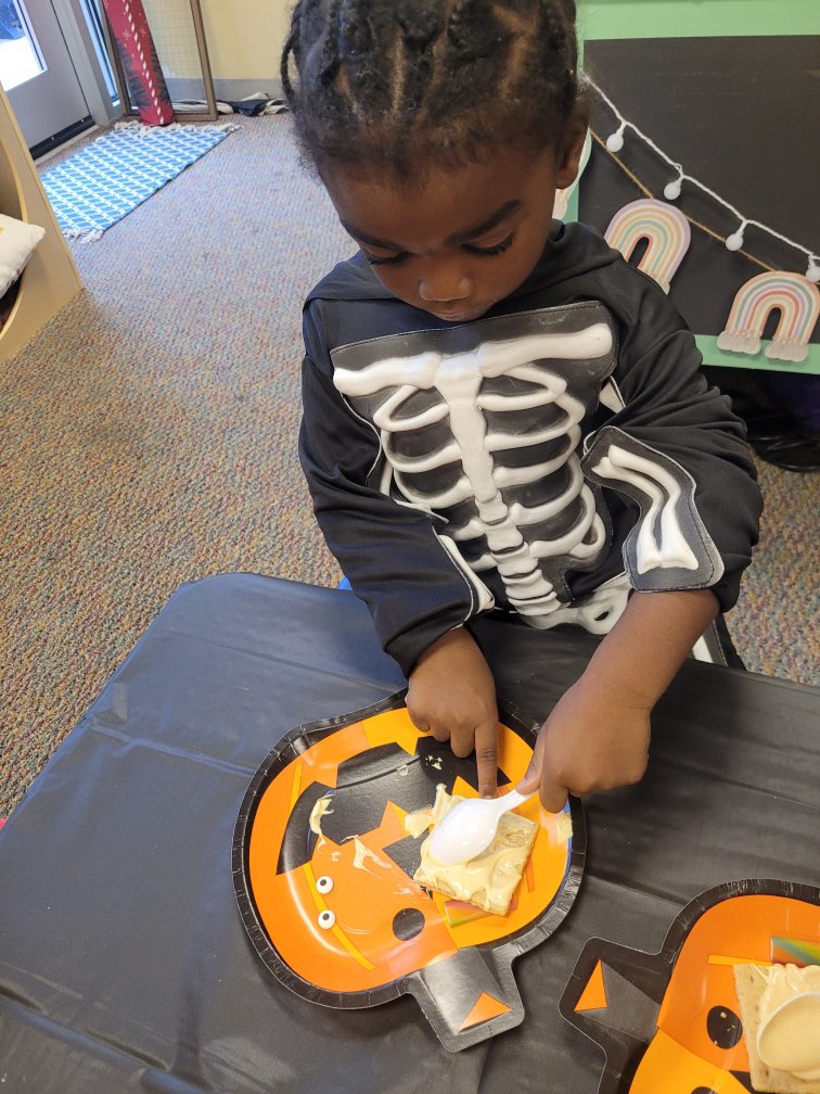 RCPS_EarlyLearn's tweet image. Spookley the Square Pumpkin 🎃 
#spookley #squarepumpkin #itsokaytobedifferent #pat  #dph 
#spookleythesquarepumpkin