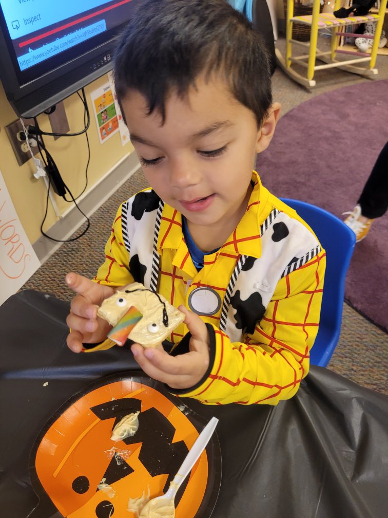 RCPS_EarlyLearn's tweet image. Spookley the Square Pumpkin 🎃 
#spookley #squarepumpkin #itsokaytobedifferent #pat  #dph 
#spookleythesquarepumpkin