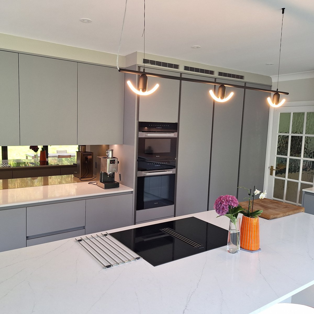 Sigma3Kitchens's tweet image. Interior designers are embracing the sleek sophistication of flat slab kitchen doors, Like Sutton, to create clean and modern spaces that exude timeless elegance. These minimalist designs redefine contemporary living.⁠

 #FlatSlabElegance #InteriorDesignInspiration ⁠