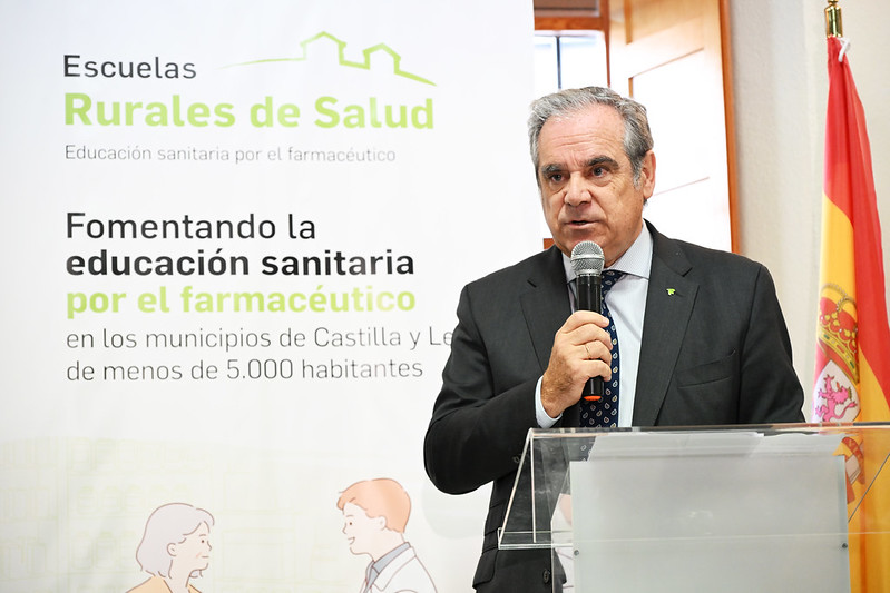 PresidenteCGCOF's tweet photo. Salvar nuestros pueblos pasa por salvar sus farmacias, el recurso sanitario más cercano y accesible, sin cita previa y sin listas de espera.

La cruz verde de la farmacia sigue ahí, al servicio de todos los ciudadanos.

#EscuelasRuralesDeSalud https://t.co/L3k0sYZRpp
