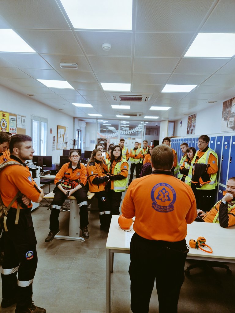 FeitalCris's tweet photo. #LaProte estuvo a la altura 🔝 de lo que tocaba 🦺 día histórico 🇪🇸 y una noche de terror 🎃 
@madridprotcivil @SAMUR_PC https://t.co/LNEtKFHEGU