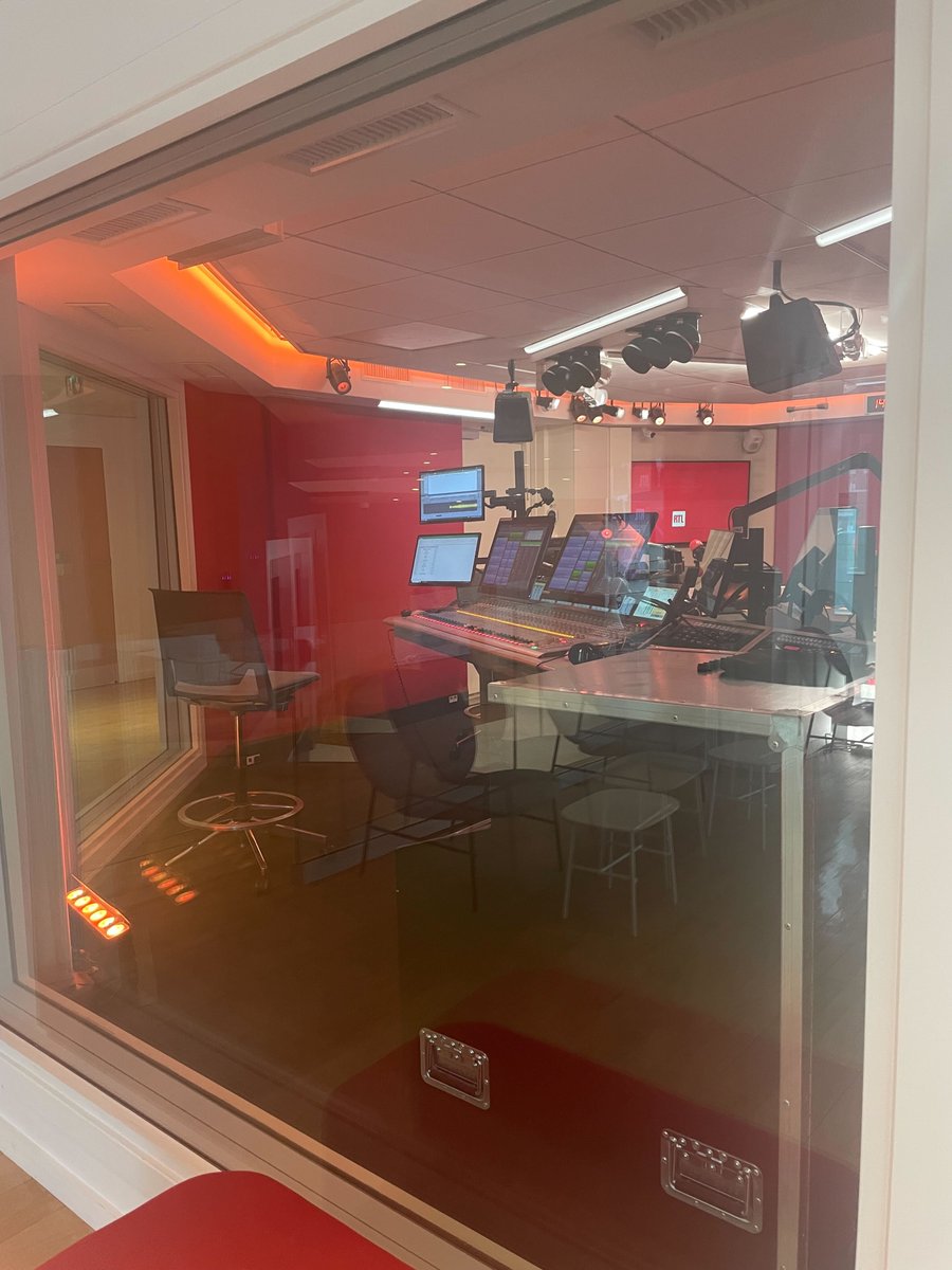 En suivant, petit passage chez <a href="/RTL2officiel/">RTL2 🎸</a> pour re-confirmer le partenariat officiel 2024 🥳