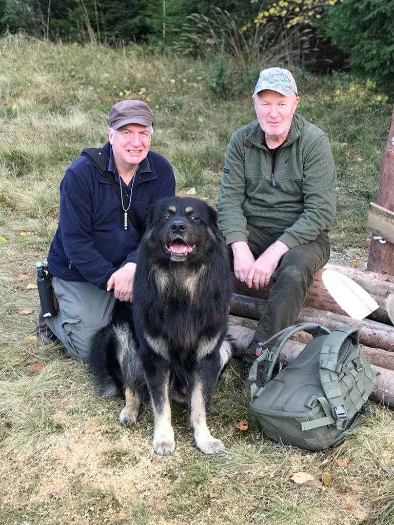 @Bushcraft It's not every day that you have the opportunity to learn from such an experienced tracker - John Rhyder -, so we tried to absorb as much as possible from this experience. Zorro really enjoyed it too 😊 #tracking #sarplaninac #Transylvania #bushcraft #wildlife #woodcraftschool 2/