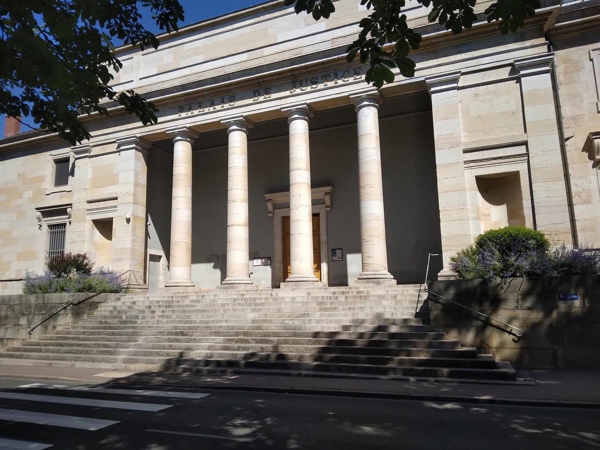 WABGavocats's tweet photo. 📸 À Chalon-sur-Saône 🏛🍷
Lors d'un déplacement professionnel, nous avons eu le privilège de visiter l'un de nos clients du domaine de Tupinier-Bautista à Chalon-sur-Saône.
—————————
#WABG #VisiteClient #ChalonSurSaône #PalaisDeJustice https://t.co/8haCHGwz42