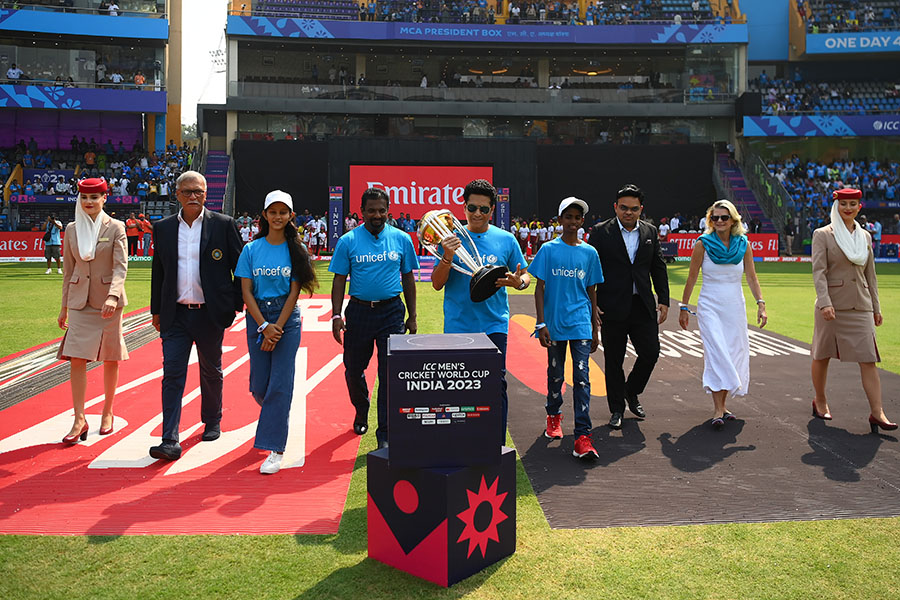 ForbesIndia's tweet image. #PhotoOfTheDay | @sachin_rt carries the ICC Men's Cricket World Cup Trophy alongside Muttiah Muralitharan, @JayShah, @BCCI Honorary Secretary, @RogerBinnyBCCI, BCCI President and Cynthia McCaffrey, representative of @UNICEFIndia ahead of the ICC Men's Cricket World Cup India 2023…