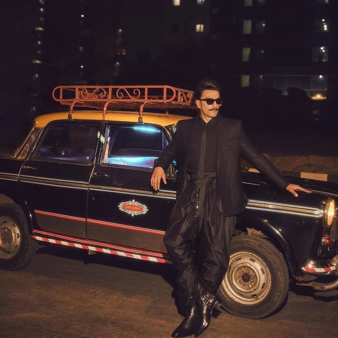 DelhiTimesTweet's tweet photo. .@RanveerSingh strikes a pose with #KaliPeeli taxi, a symbol of Mumbai's past that will be remembered fondly
#RanveerSingh #Mumbai #kaalipeeli #Bollywood https://t.co/4aAqyttpsV