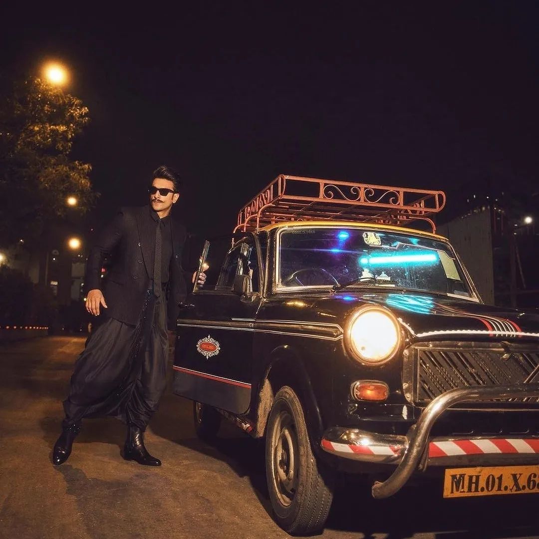 bombaytimes's tweet photo. .@RanveerSingh strikes a pose with #KaliPeeli taxi, a symbol of Mumbai's past that will be remembered fondly
#RanveerSingh #Mumbai #kaalipeeli #Bollywood https://t.co/VtEHeiqghC
