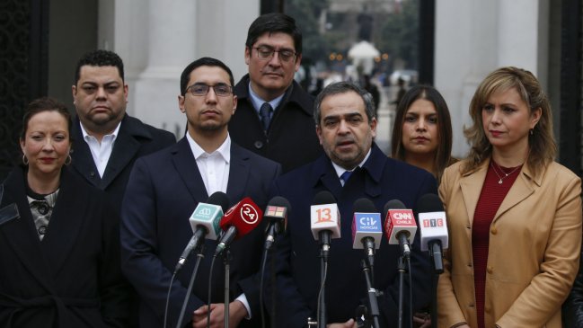 Cooperativa's tweet photo. PPD llamó a votar "En Contra": "La constitución de Kast no sirve" #CooperativaContigo https://t.co/1sM2i6YsRp https://t.co/RxWKX0yLsP
